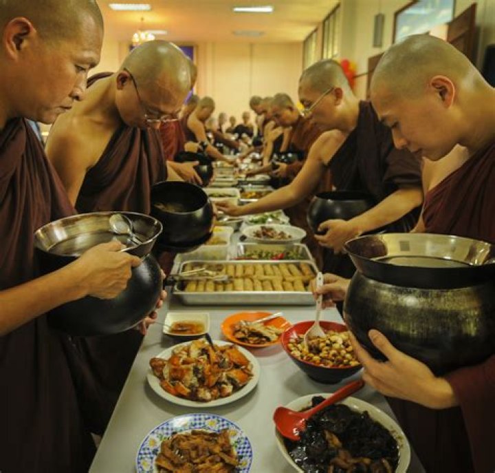 Can buddhist eat non veg?