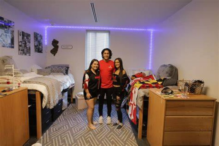 Can you room with the opposite gender in college?