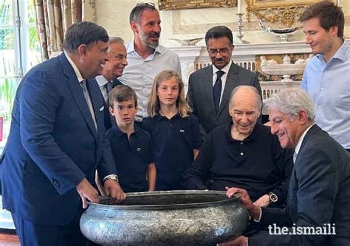 Does ismailis worship aga khan?