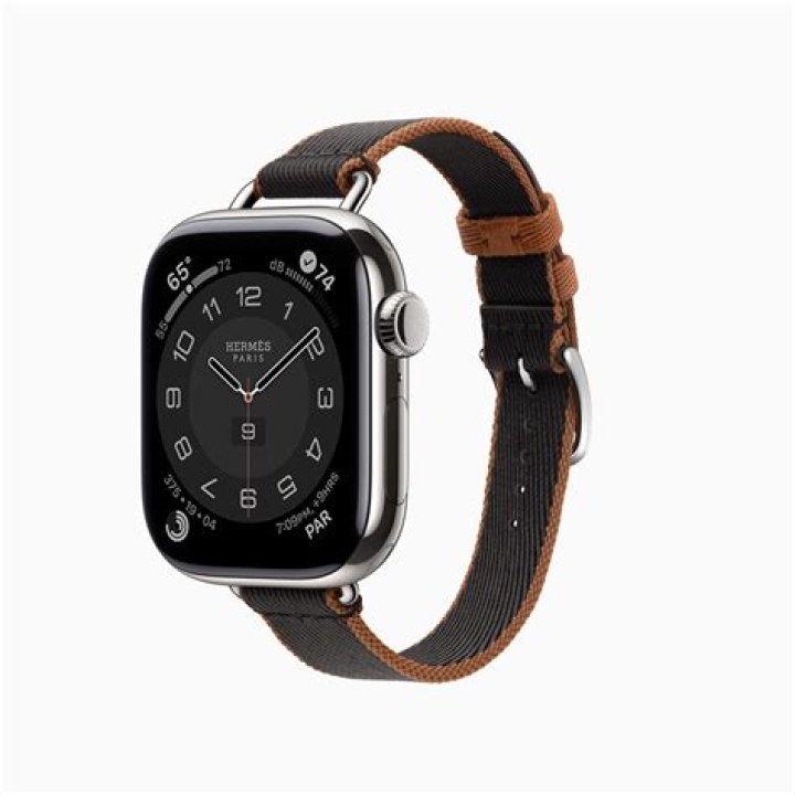 Does my apple watch track steps?