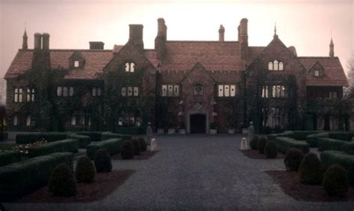 Is bly manor connected to hill house?