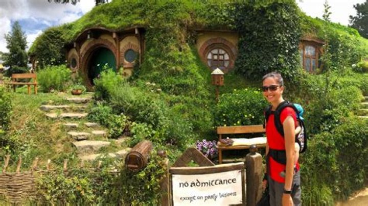 Were the hobbit movies filmed at the same time?