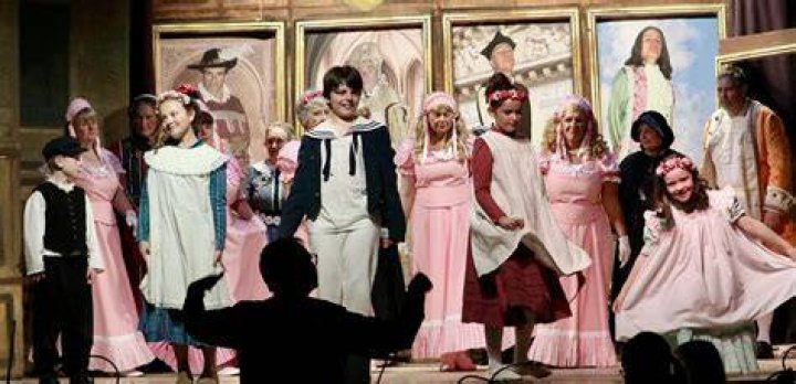What is operettas last name?